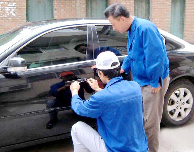 源汇区汽车钥匙丢在车里面怎么办?